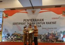 Melalui Program PTSL, BPN Sultra Serahkan 500 Sertipikat Tanah Kepada Warga