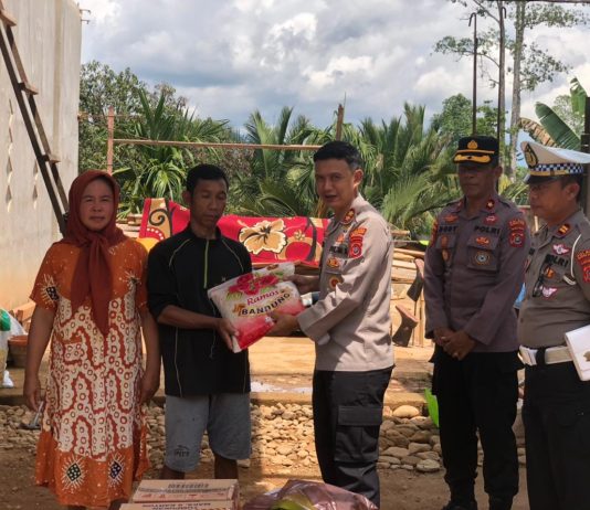 Kapolres Konawe Utara Berikan Bantuan Sembako Bagi Korban Angin Puting Beliung