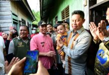 Pj Wali Kota Kendari Kunjungi Rumah Korban Penculikan Bayi dan Beri Bantuan