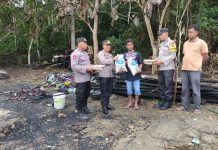 Kapolsek Bungi Berikan Bantuan Sembako Korban Kebakaran Rumah di Baubau