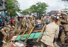 Satpol PP Kendari Tertibkan PKL yang Berjualan di Bahu dan Badan Jalan