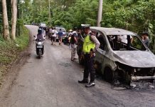 Diduga Korsleting Listrik, Mobil Merek Wuling Confero Terbakar di Baubau