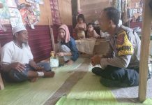 Bhabinkamtibmas Polsek Lealea Sambangi Warga Terkena Musibah Laka Laut