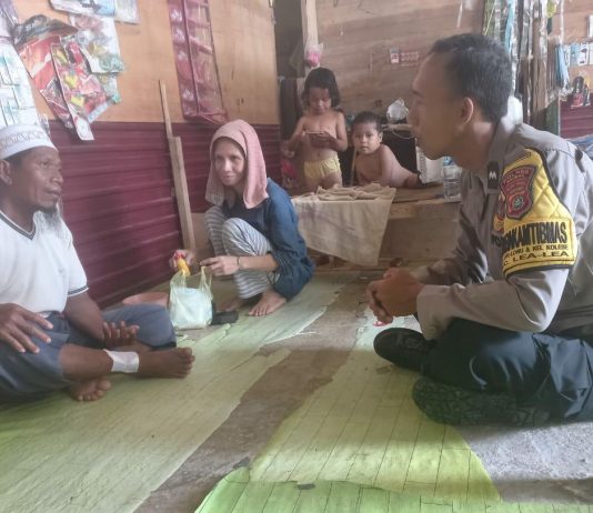 Bhabinkamtibmas Polsek Lealea Sambangi Warga Terkena Musibah Laka Laut