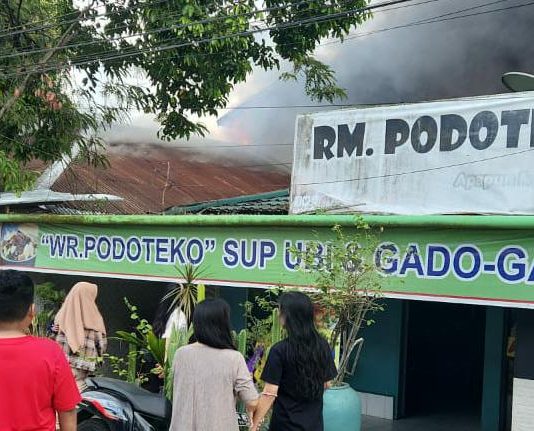 Warung Makan Pendowo di Kota Kendari Hangus Terbakar