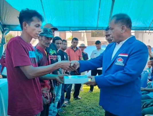 Serahkan Alat Tangkap Ikan Bagi Nelayan, Sekda Butur : Dapat Dijaga dan Digunakan Dengan Baik