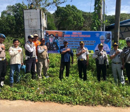 Tekan Angka Kecelakaan, Sat Lantas Polres Baubau Pasang Spanduk Himbauan Tertib Berlalu Lintas