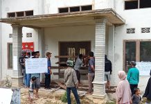 Warga dan pendukung Kades Terpilih Kembali Menyegel Kantor Desa Parigi.