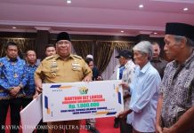 Gubernur Sultra Serahkan Zakat di Baznas Sekaligus Serahkan BLT Lansia