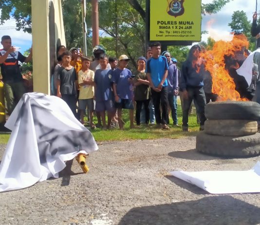 Demo di Polres Muna, Warga Labunti Bawa Keranda Mayat