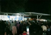 Antrian Menumpuk Calon Penumpang Berebut Beli Tiket Kapal Malam