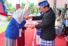 Peringatan Hardiknas 2023, Ridwan Zakariah Beri Penghargaan Kepada Siswa Berprestasi