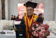Kadis Kominfo Sultra Ridwan Badallah Diwisuda Gelar Doktor di UHO Kendari, Predikat Cumlaude