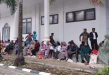 Tak Kebagian Kursi, Orang Tua Wisudawan Tidak Dapat Tempat Saat Wisuda di UHO Kendari