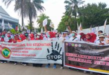 Tolak RUU Omnibus Law, Ratusan Profesi Kesehatan Demo di DPRD Sultra