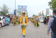 Pawai Budaya di HUT ke-59 Sultra, Kontingen Butur Pakai Baju Adat Penyu Emas Moleku