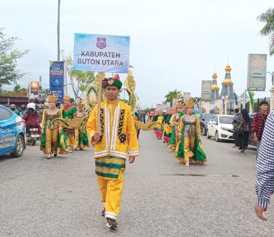 Pawai Budaya di HUT ke-59 Sultra, Kontingen Butur Pakai Baju Adat Penyu Emas Moleku