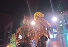 Sekda Butur Bersama Istri Tampil Dalam Lomba Fashion Show di HUT ke-59 Sultra