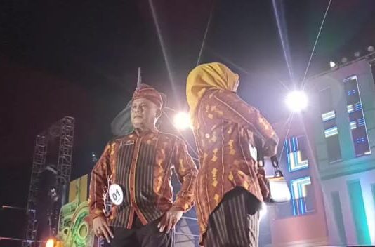 Sekda Butur Bersama Istri Tampil Dalam Lomba Fashion Show di HUT ke-59 Sultra