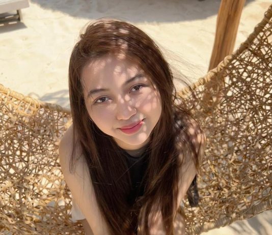 Dipuji Bak Bidadari, Ini Sosok Cewek Cantik Pembawa Baki Medali Emas saat Indonesia Kalahkan Thailand 5-2