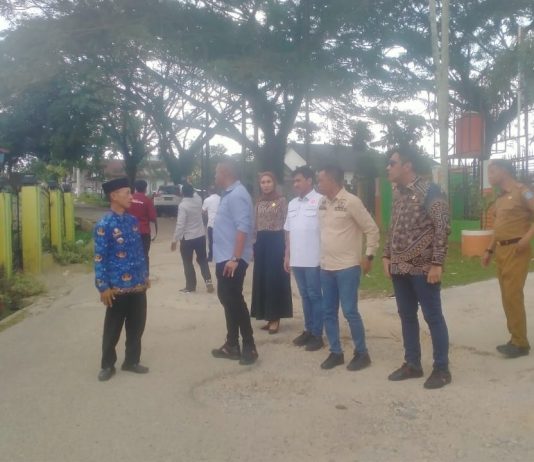 Dikeluhkan Warga, DPRD Kota Kendari Tinjau Jalan Rusak di Kelurahan Anawai