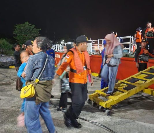 53 Penumpang KM Dua R Berhasil Dievakuasi Usai Alami Mati Mesin di Perairan Saponda Konsel