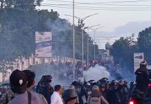 Demo Penghinaan Suku di Polda Sultra : Massa Aksi Lempar Batu, Polisi Balas Tembakan Gas Air Mata