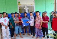 Anggota DPRD Konsel Ramlan Serahkan Bantuan 91 Cool Box kepada Warga Angata