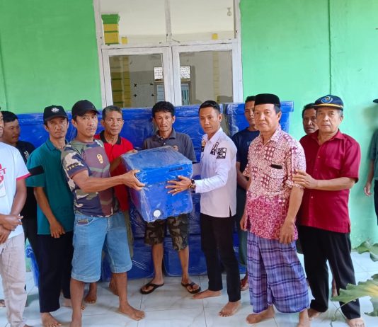 Anggota DPRD Konsel Ramlan Serahkan Bantuan 91 Cool Box kepada Warga Angata