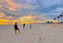 Pesona Alam Pantai Katembe Buteng, Suguhkan Panorama Sunset di Atas Hamparan Pasir Putih