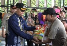 Pemkot Kendari Berikan Bantuan Warga Korban Tanah Longsor di Kecamatan Mandonga