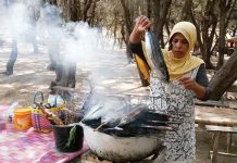Sensasi Wisata Kuliner di Bibir Pantai Bone Butur, Nikmati Gurihnya Ikan Katapai Disaat Senja
