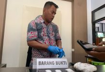 Wanita Berhijab Seludupkan Sabu Dalam Popok Bayi Saat Jenguk Suaminya di Lapas Kendari