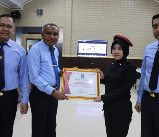 Pegawai Lapas Kendari Diberi Penghargaan Oleh Kakanwil Sultra Usai Gagalkan Penyeludupan Sabu