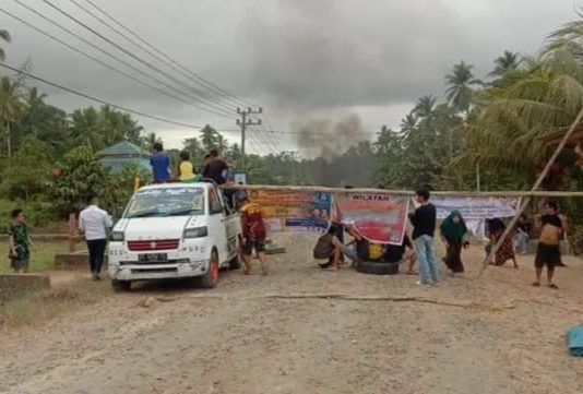 Jalan Provinsi di Konsel Diblokir, Bupati : Bentuk Kekesalan Masyarakat Terhadap Pemprov Sultra