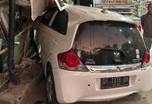 Mobil Honda Brio Tabrak Kios Distro Electon di Jalan Supu Yusuf Kendari