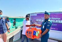 Peringati Harhubnas 2023, KUPP Raha Serahkan Life Jacket Pemilik Kapal di Pelabuhan Laino