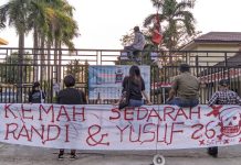 Gelar Aksi Diam, GMNI Kendari Duduki Gerbang Mapolda Sulawesi Tenggara