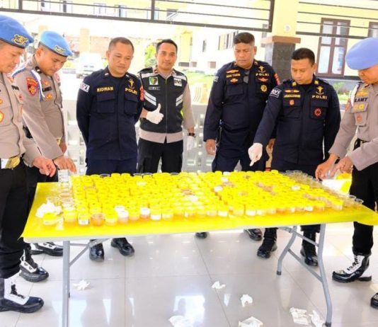 Upaya untuk Memberantas Penggunaaan Narkoba Dikalangan Polri, Polda Sultra Adakan Tes Urine Serentak