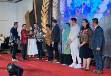 Ketua Kadin Sultra, Anton Timbang Raih Kendari Pos Awards 2023