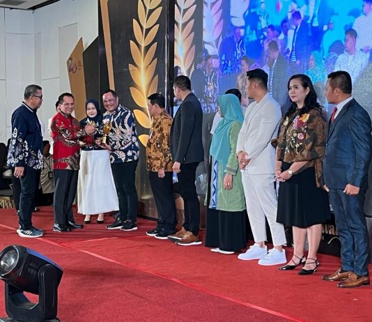 Ketua Kadin Sultra, Anton Timbang Raih Kendari Pos Awards 2023