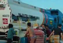 Mobil Truk Bermuatan BBM Jenis Solar Alami Kebocoran Tangki di Desa Andaroa Konawe