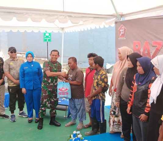 Lanal Kendari Salurkan Paket Sembako kepada Masyarakat yang Kurang Mampu di Empat Kelurahan