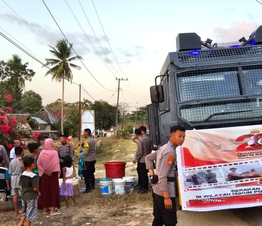 Dampak Kemarau Panjang, Polres Konsel Bantu Warga Berikan Air Bersih