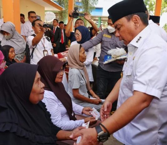 Kendalikan Inflasi, Pj Gubernur Sultra Salurkan Ribuan Paket Sembako di Kota Kendari