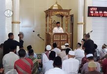 Pj Gubernur Sultra Shalat Jumat di Masjid Al-Muqarrabin Wakatobi Sekaligus Silaturahim dengan Jamaah