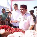 Ke Wakatobi, Pj Gubernur Sultra Serahkan Dana Hibah Masjid, Bansos dan Gelar Pasar Murah