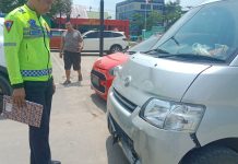 Mobil Daihatsu dan Motor Terlibat Tabrakan di Perempatan SPBU Saranani
