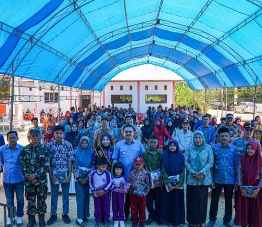 Bupati Koltim Serahkan Beasiswa kepada 52 Siswa Kategori Miskin dan Berpretasi di Desa Tetewua