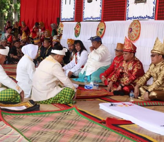 Pj Gubernur Sultra Terima Gelar Adat Suku Tolaki